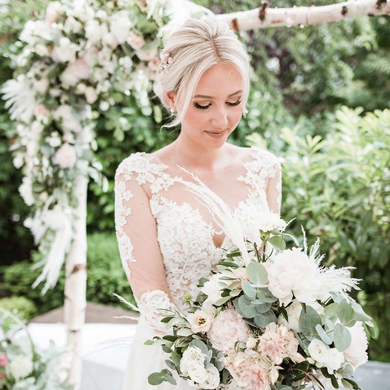 Just Celebrate | Braut mit Blumenstrauß